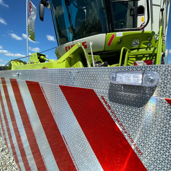 Frontschild für Mähdrescher mit Aufnahme